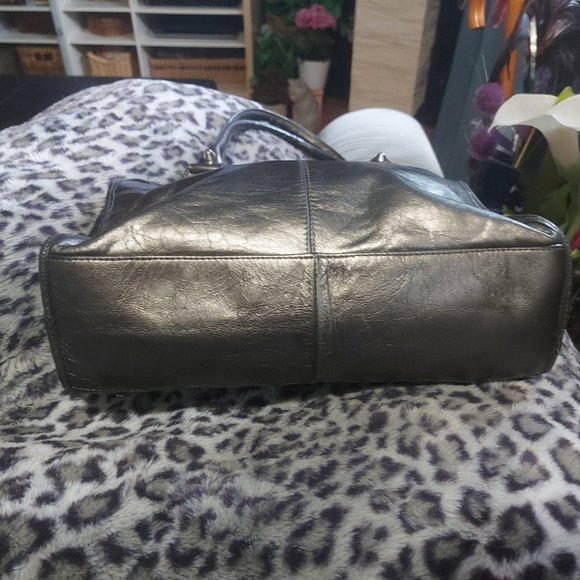 Elegant Black Leather Handbag - Picture 7 of 15